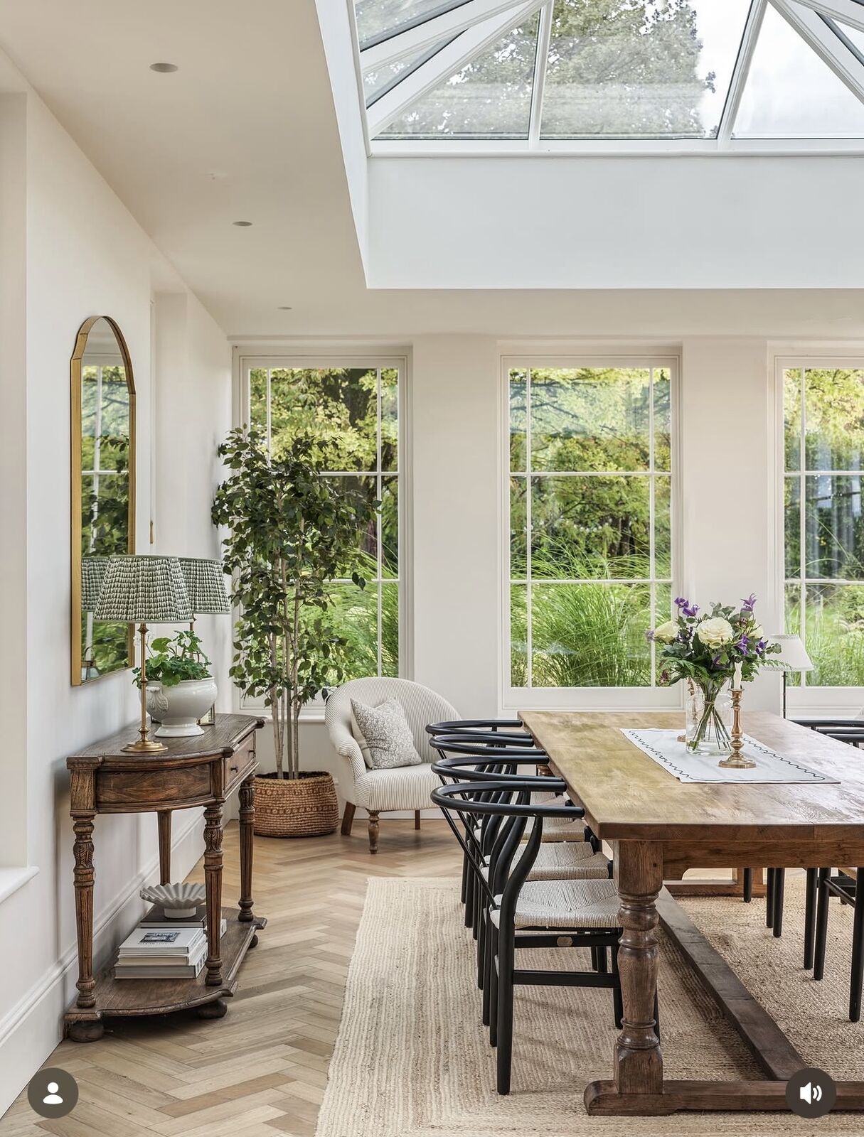 Garden room dining