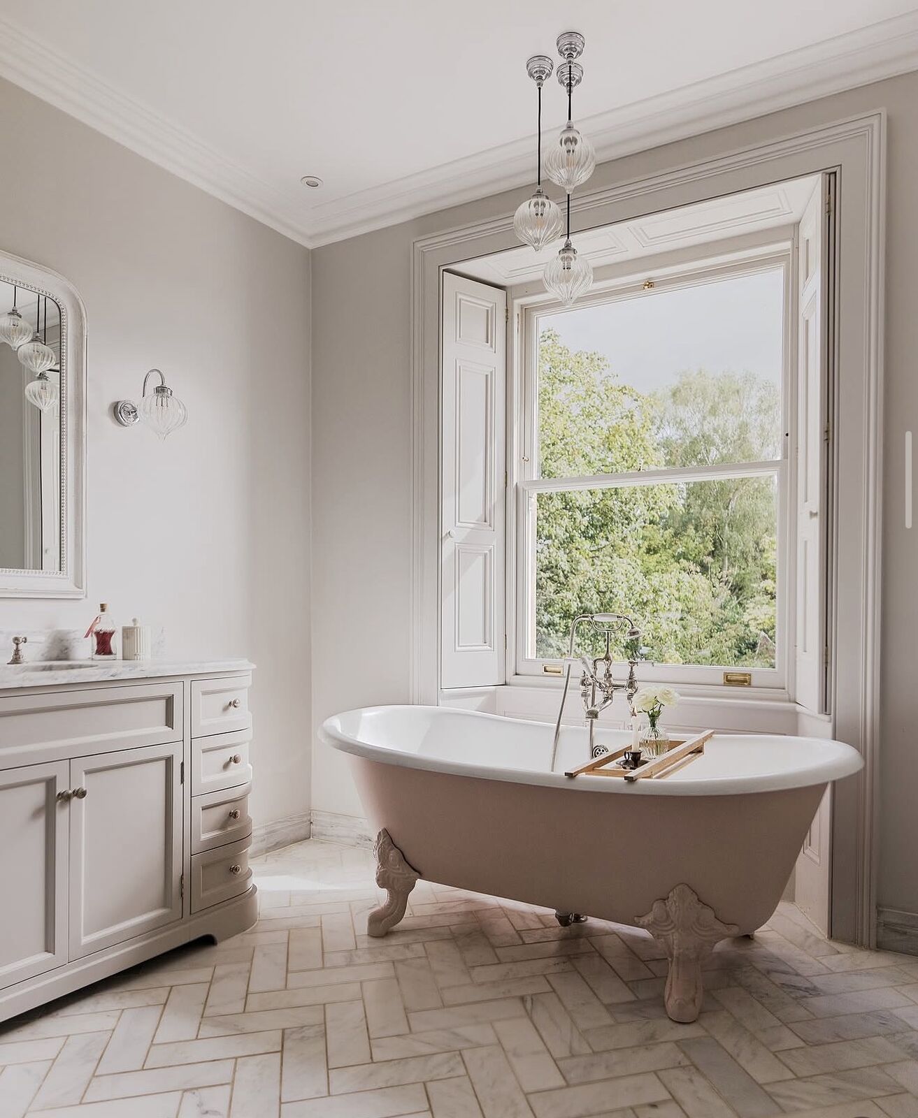 Bathroom with roll-top bath